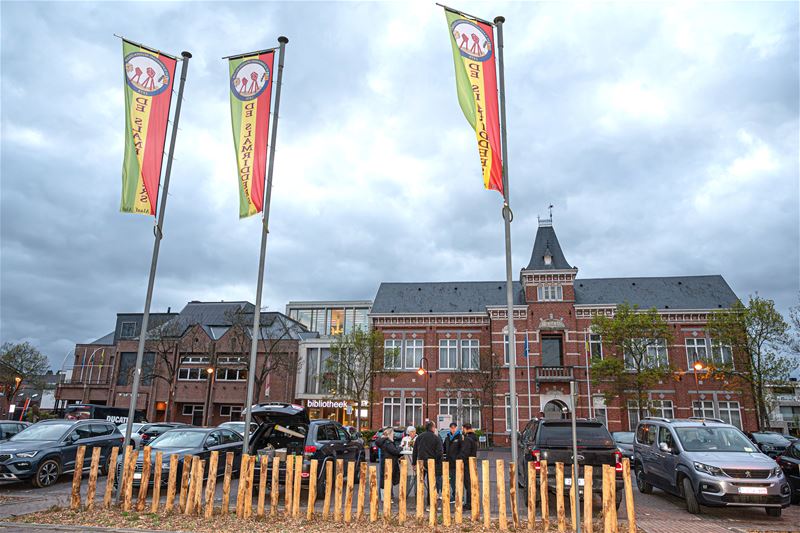 Carnavalsvlaggen wapperen in Heusden-Dorp