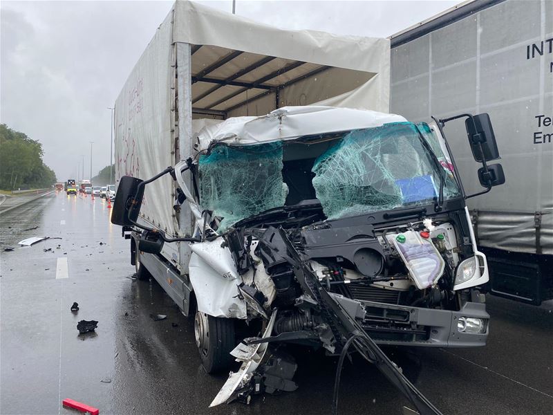 Chauffeur ongedeerd bij zware crash