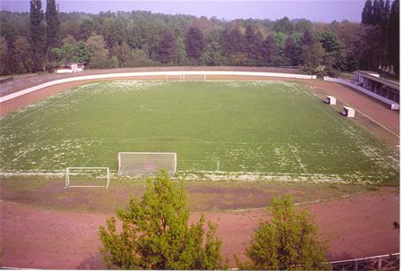 College wil sporthallen en stadions slopen