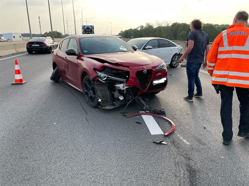 Complete ravage: 6 auto's botsen in 2 ongevallen