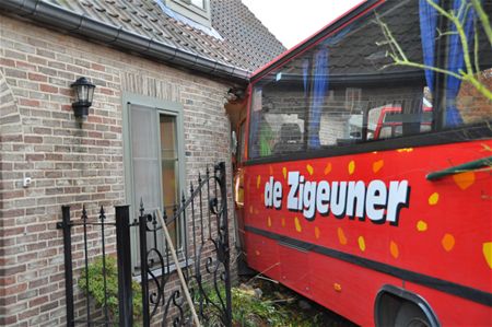 Complete ravage door crash met auto's en bus