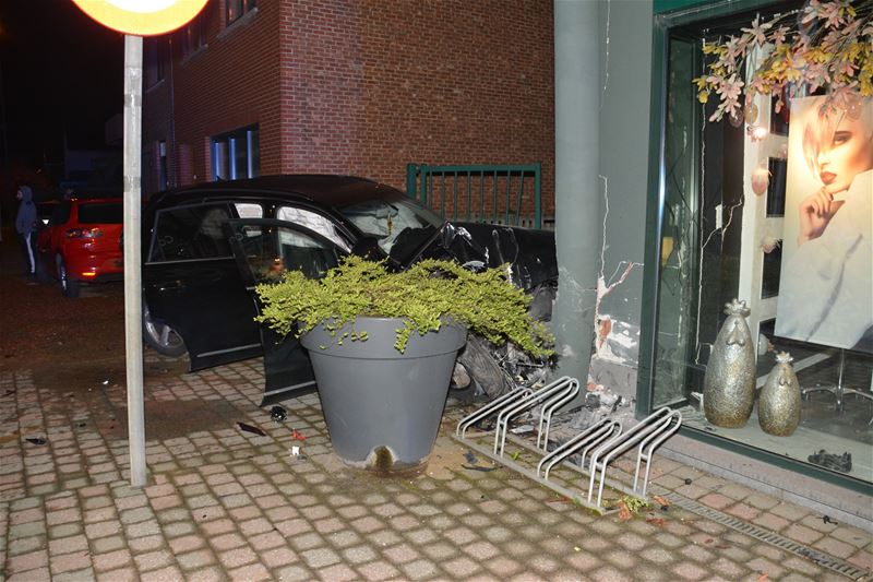 Complete ravage na botsing tussen 2 auto's