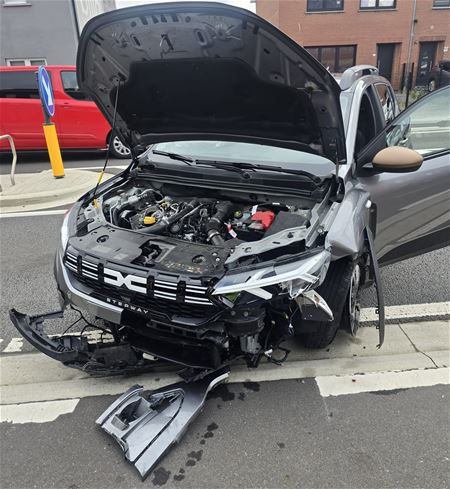 Crash met gloednieuwe auto in Guido Gezellelaan
