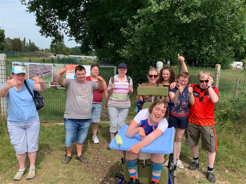 DAC-gasten aan de slag in dorpstuintjes