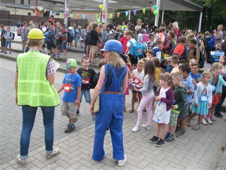 Dansende leerkrachten als bouwvakkers