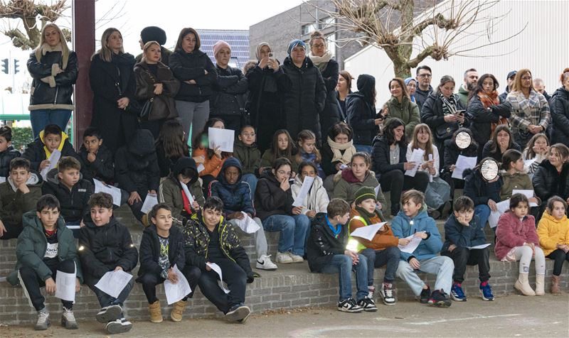 De Brug hield vredesmarkt voor DWW