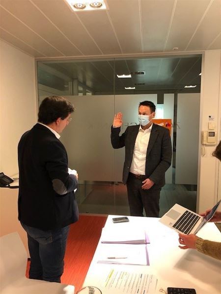 De eedaflegging van de algemeen directeur