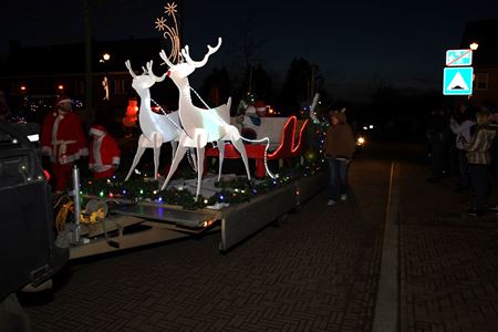 De eerste kerstlichtstoet trok door Viversel