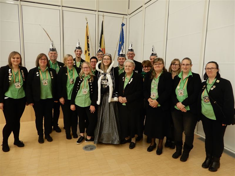 De Feestknallers houden reuzebal