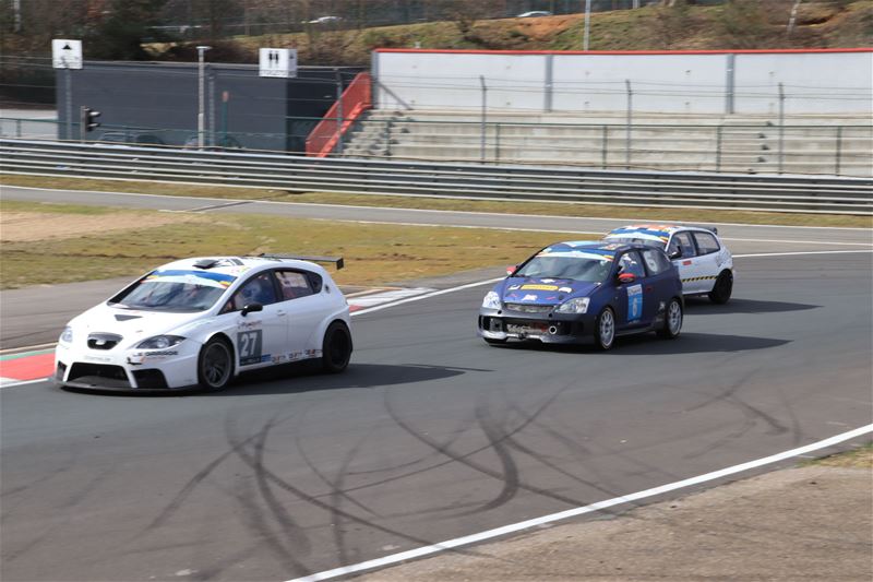 De geblokte vlag valt weer op het circuit