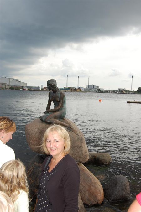 De Kleine Zeemeermin onder de wolken