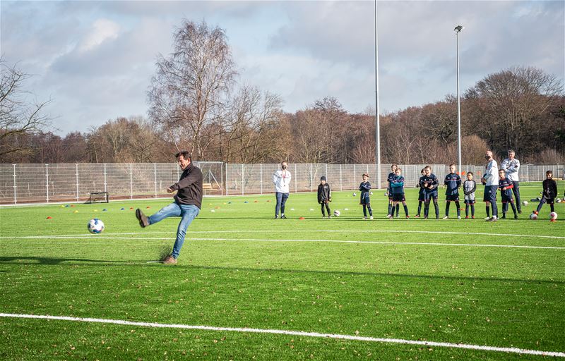 De kunstgrasvelden zijn ingetrapt