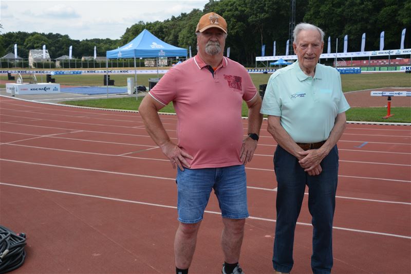 De laatste voorbereidingen voor het atletiekfeest