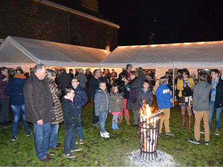 De lichtjes in de adventsboom branden