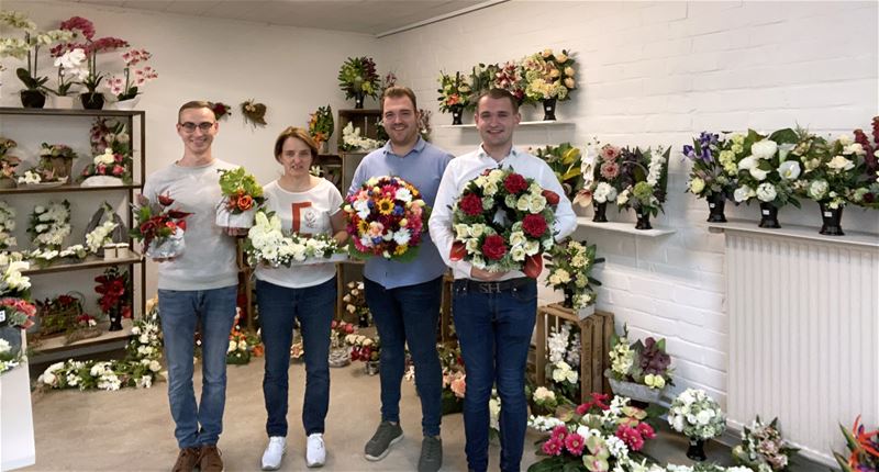 De nieuwste zijden bloemen creaties tentoongesteld