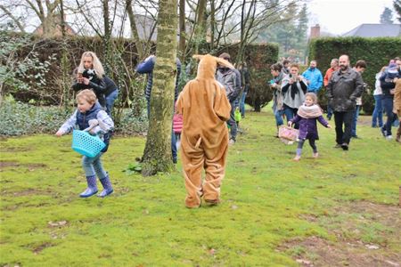 De paashaas op bezoek in Blauwe Wijk