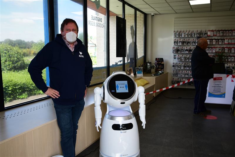 De robot leidt klanten in goede banen