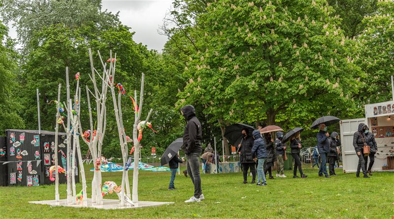 De zomersproeten regenden weg ...