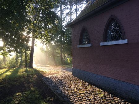 Die ochtend aan de Sint-Janskapel ...