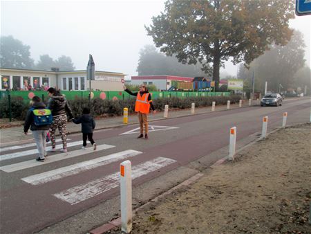 Dieter begeleidt de kinderen veilig aan De Schans