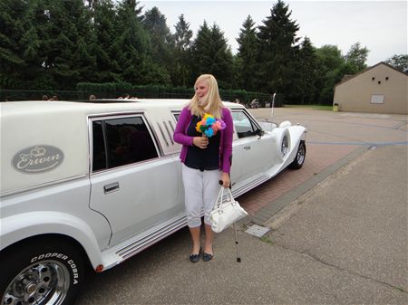 Directeur Miet arriveert in een limo