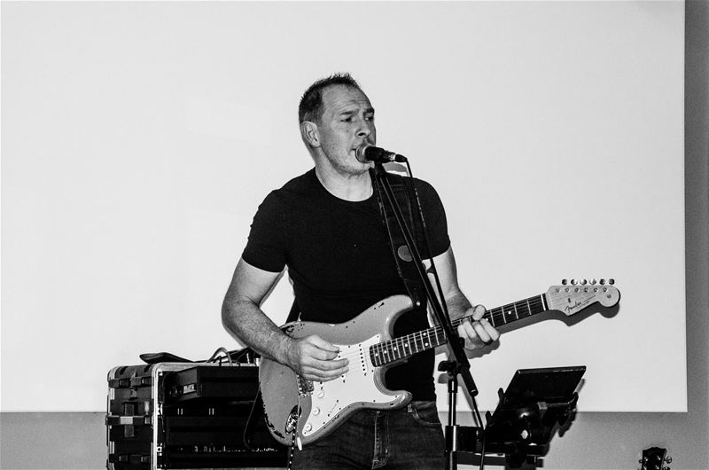 Dominique Akoestisch doet La Baracca swingen