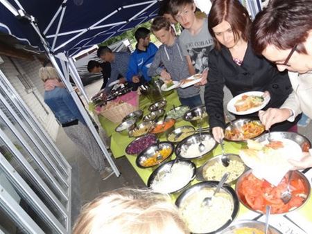 Dorpsbarbecue brengt Boektenaren samen