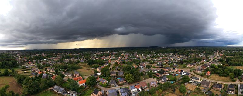 Dreigende wolken zorgen deels voor regen