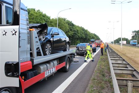 Drie auto's botsen op de snelweg