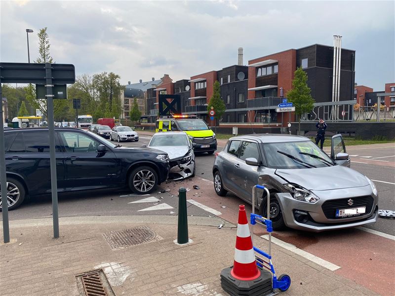 Drie auto's gebotst op berucht kruispunt