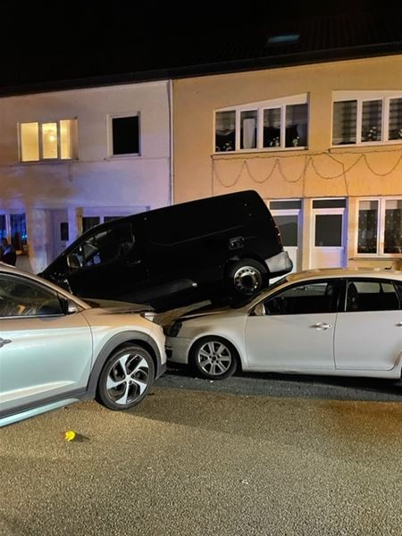 Drie auto's op elkaar geknald