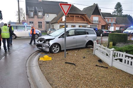 Drie gewonden bij botsing in Ubbelstraat