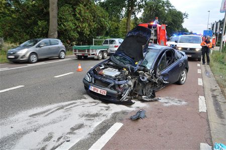 Drie gewonden bij zware botsing