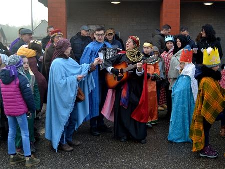 Driekoningen zingen voor de missies in Viversel