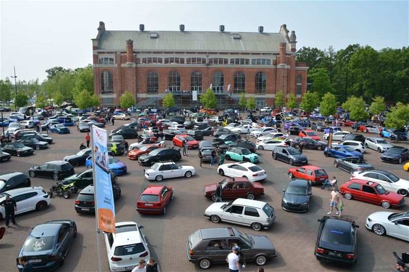 Dropped 2023: Marktplein overrompeld door auto's