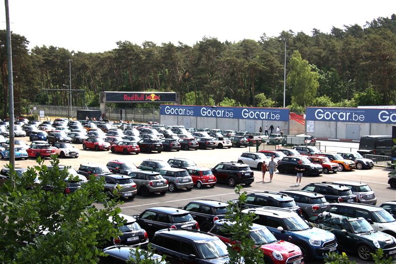 Duizenden mini's overspoelen Circuit Zolder