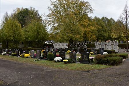 Duizendpoot PWA poetst graven voor Allerheiligen