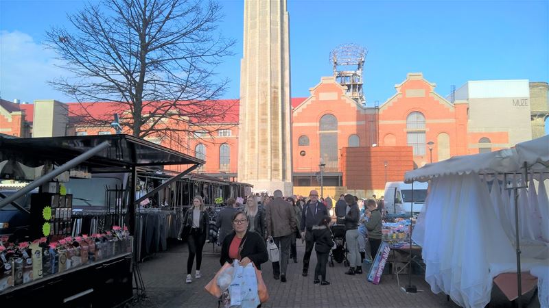 Een drukke dag op de markt