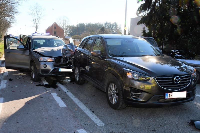 Eén gewonde bij botsing tussen drie auto's