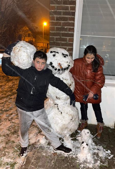 Een grote en drie kleine sneeuwmannen