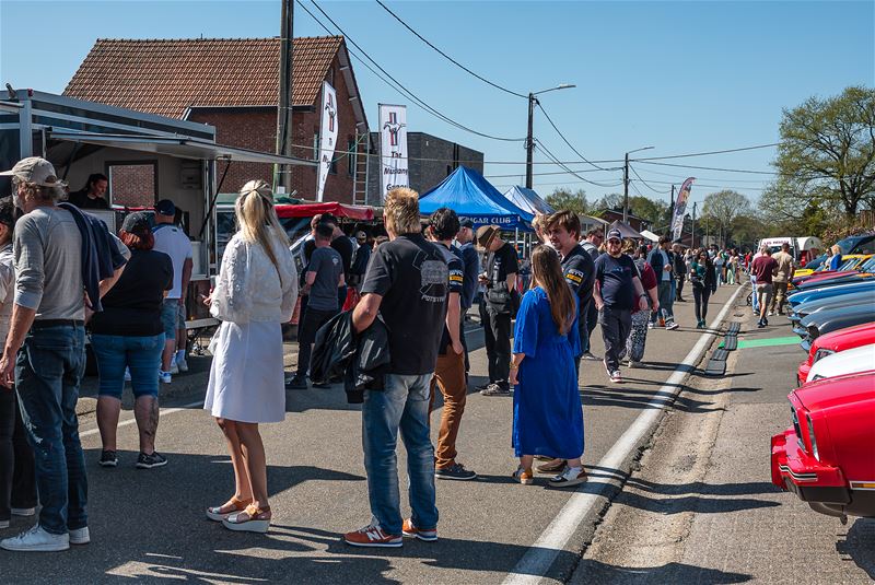 Een pak volk en auto's op eerste dag Mustang Fever