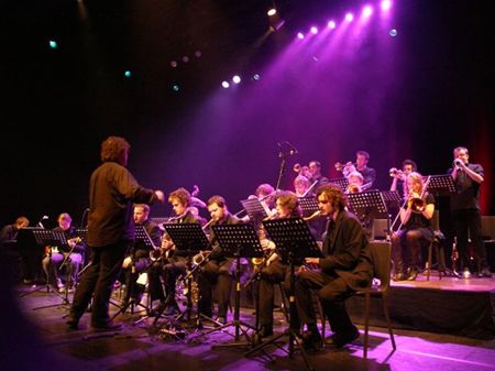 Een podium gevuld met musici