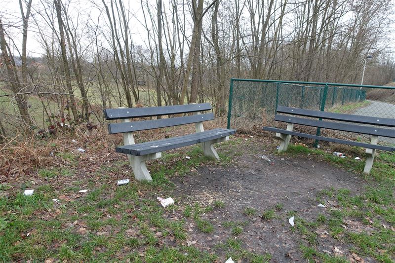 Een vervuilde rustplaats aan fietsroutenetwerk