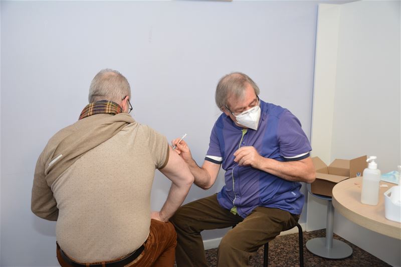 Eerste personeelsleden van ziekenhuis gevaccineerd