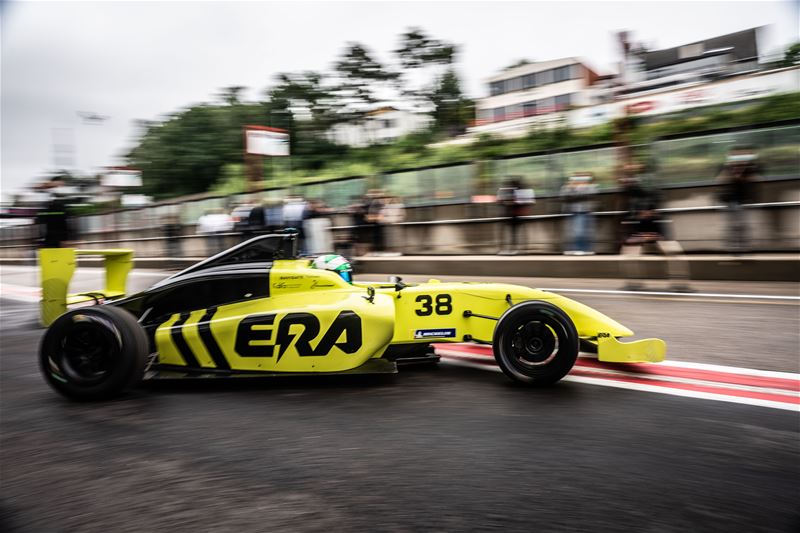 Elektrische racewagen rijdt nieuw ronderecord