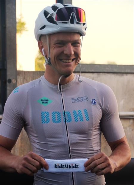 Elias fietste 720 km en bijna € 10.000 bij elkaar