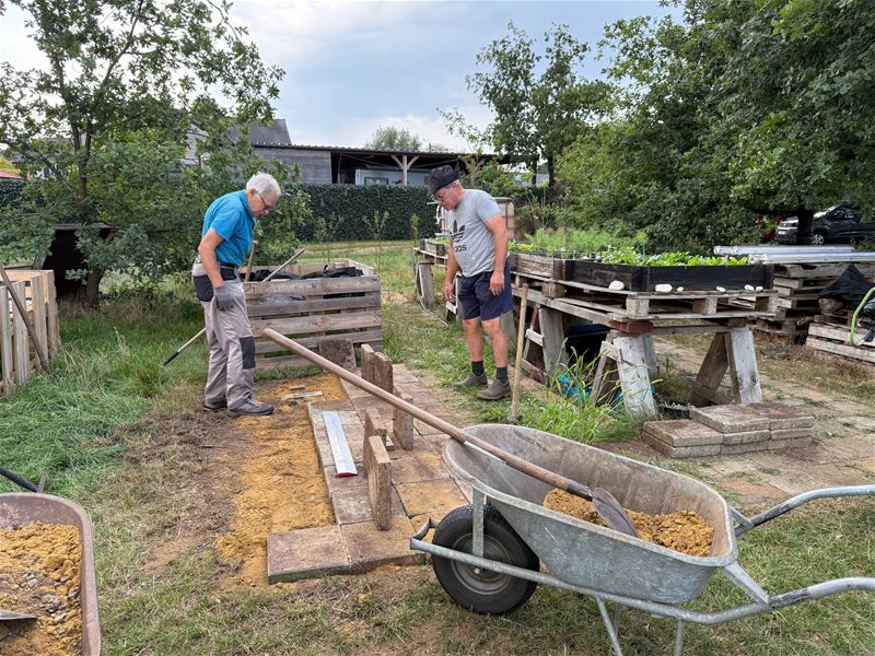 En de dorpsboeren ... zij ploegden voort
