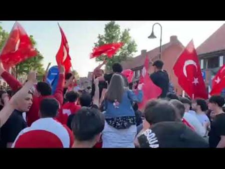 Erdogan-aanhangers vieren, Koolmijnlaan zit dicht