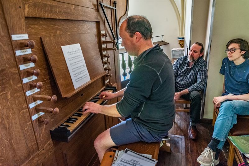 Eversel luistert met trots naar zijn orgel