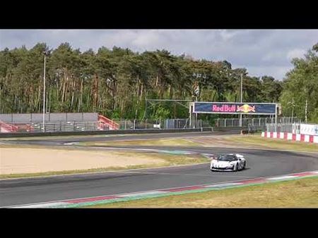 Exclusieve sportwagens te gast op circuit